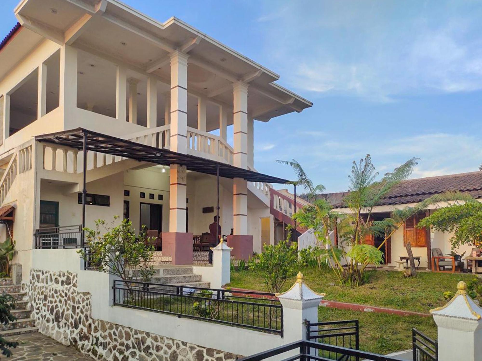 Intayu Homestay Redpartner Malang Exterior photo